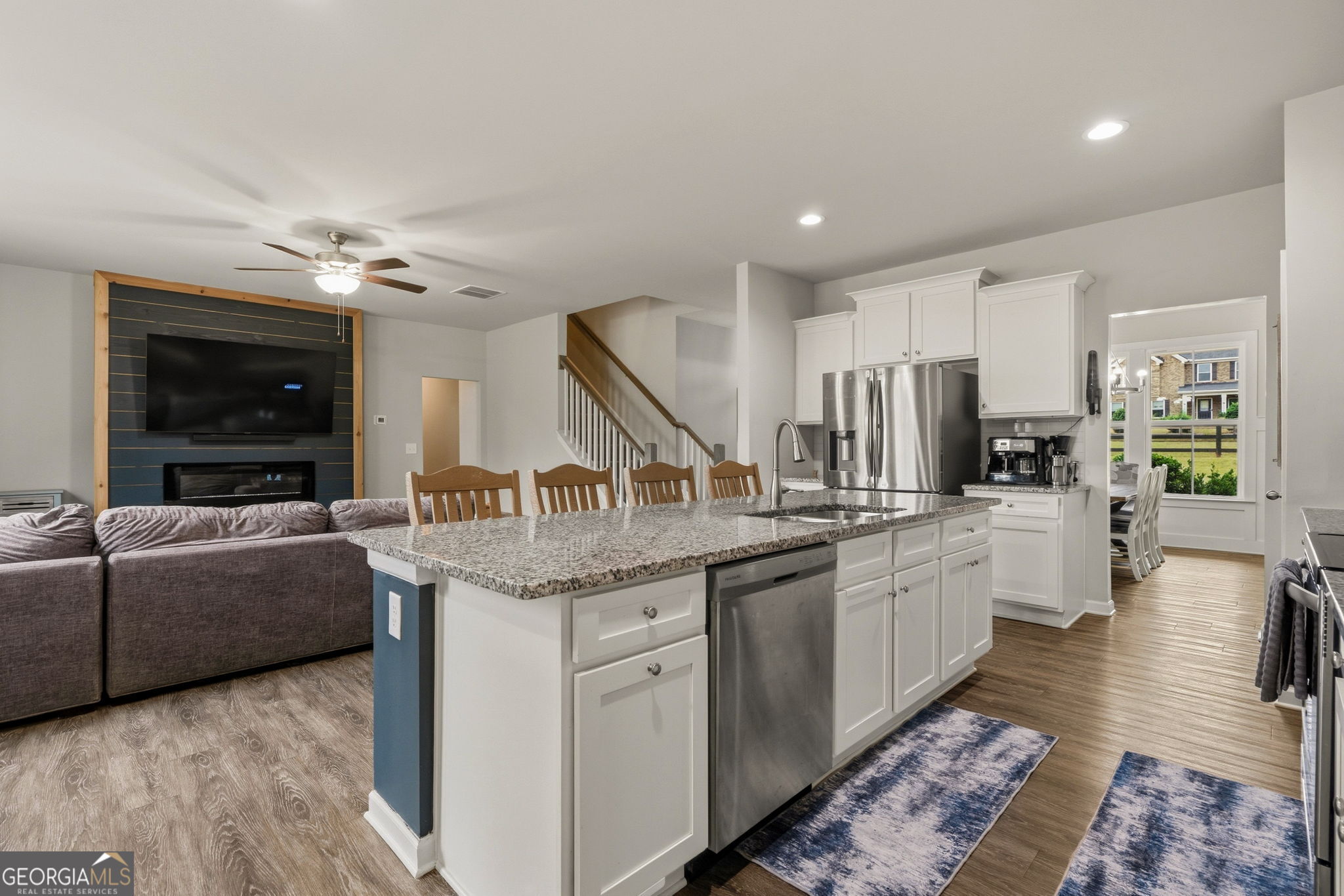 215 Sanders RD