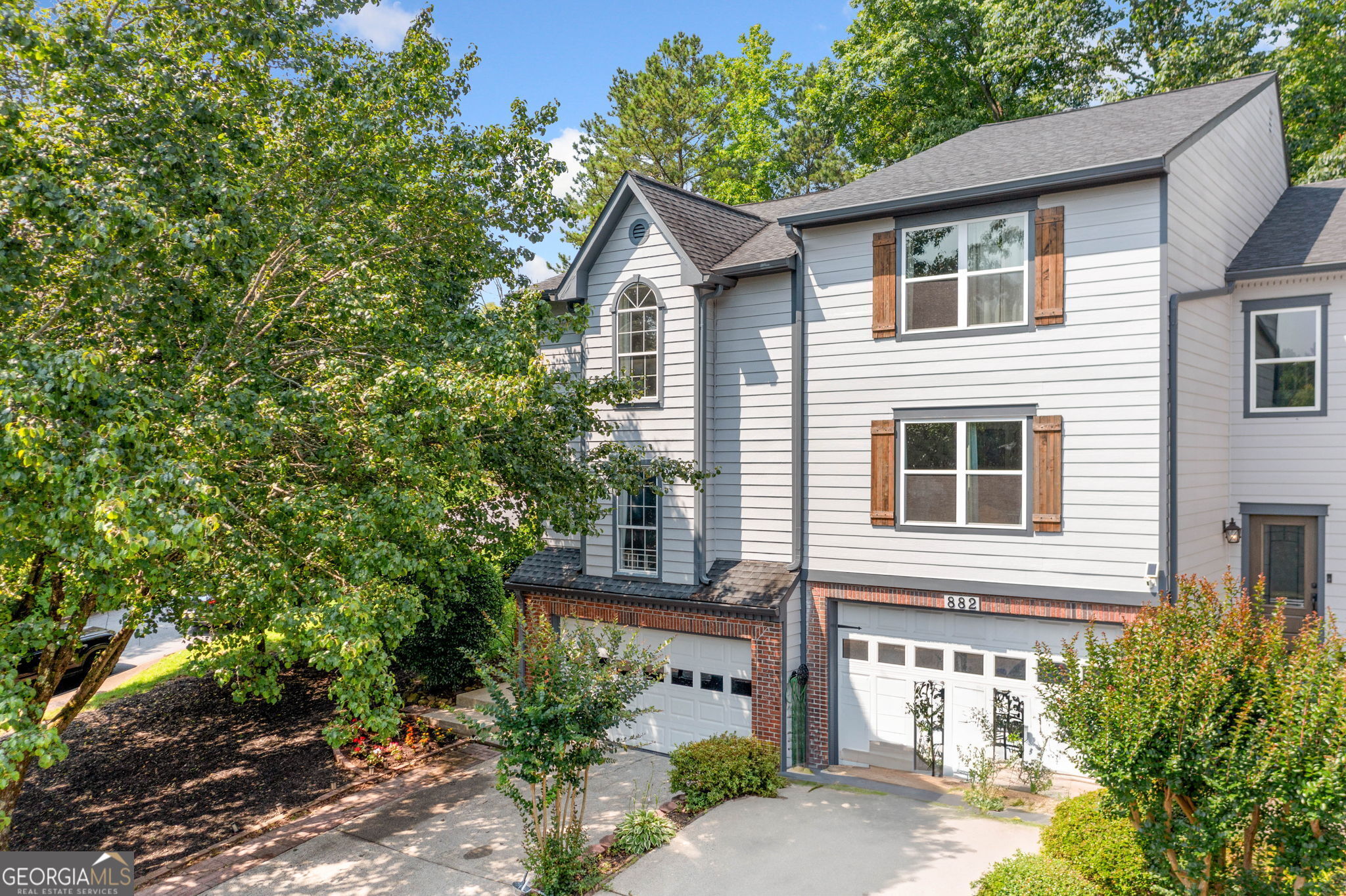 884 Edgewater CIR