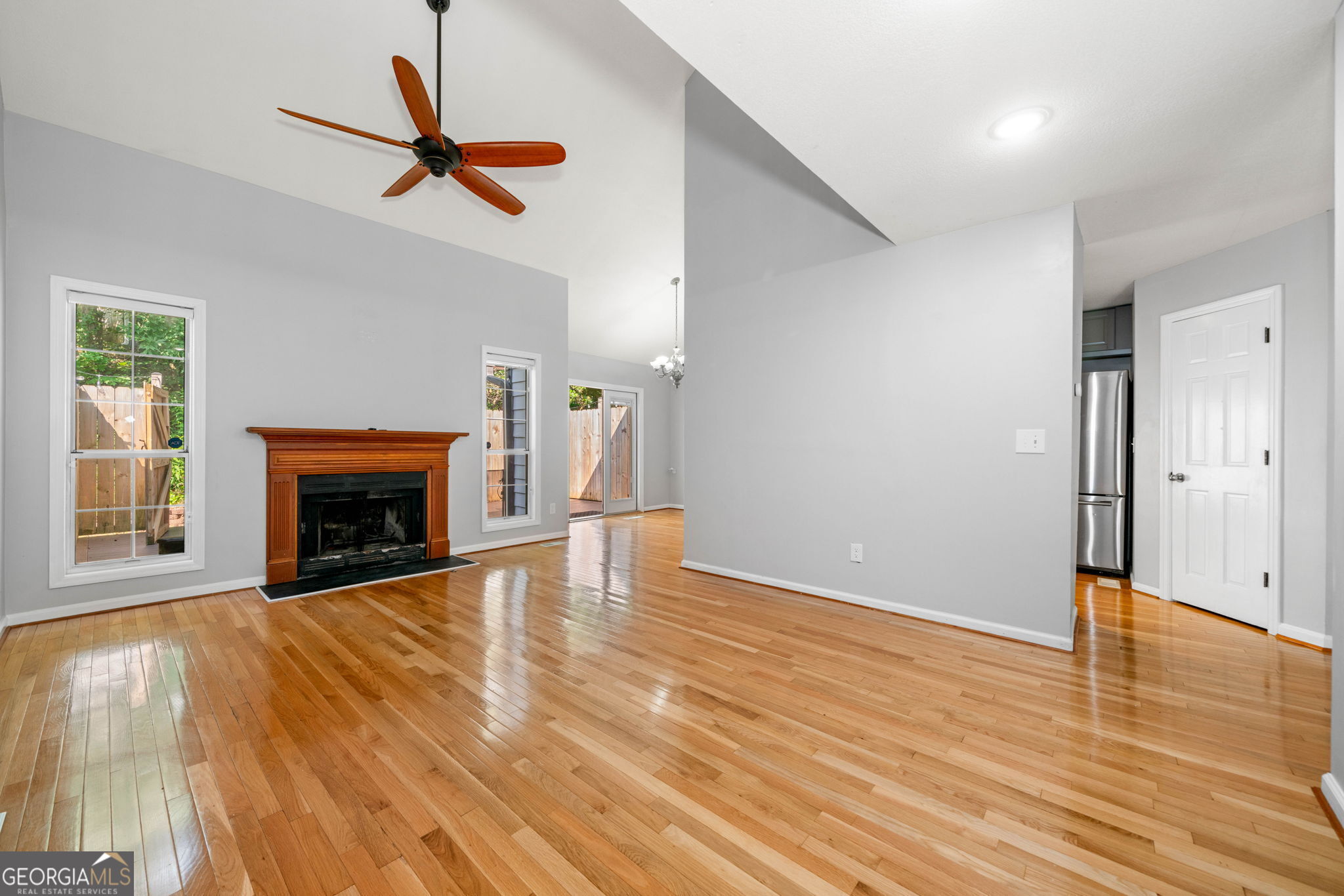 884 Edgewater CIR