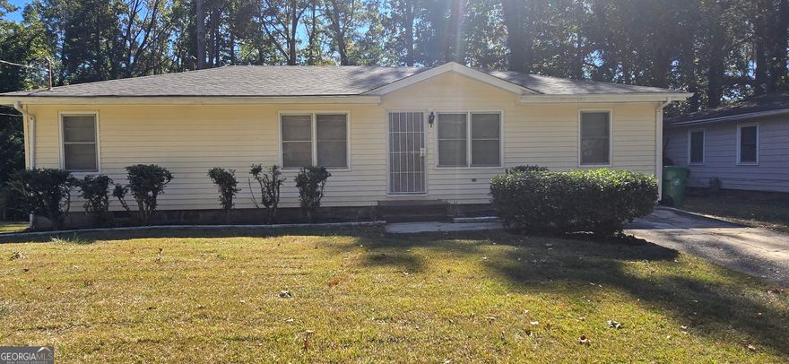 Charming Ranch; 4 bedroom / 2 bath rental in the Decatur area on a quiet street. Master on one side and the other bedrooms and bath on the opposite side of the home. Kitchen with new stainless steel appliances. Close to I-285, Hillandale hospital, and several fast food eateries.