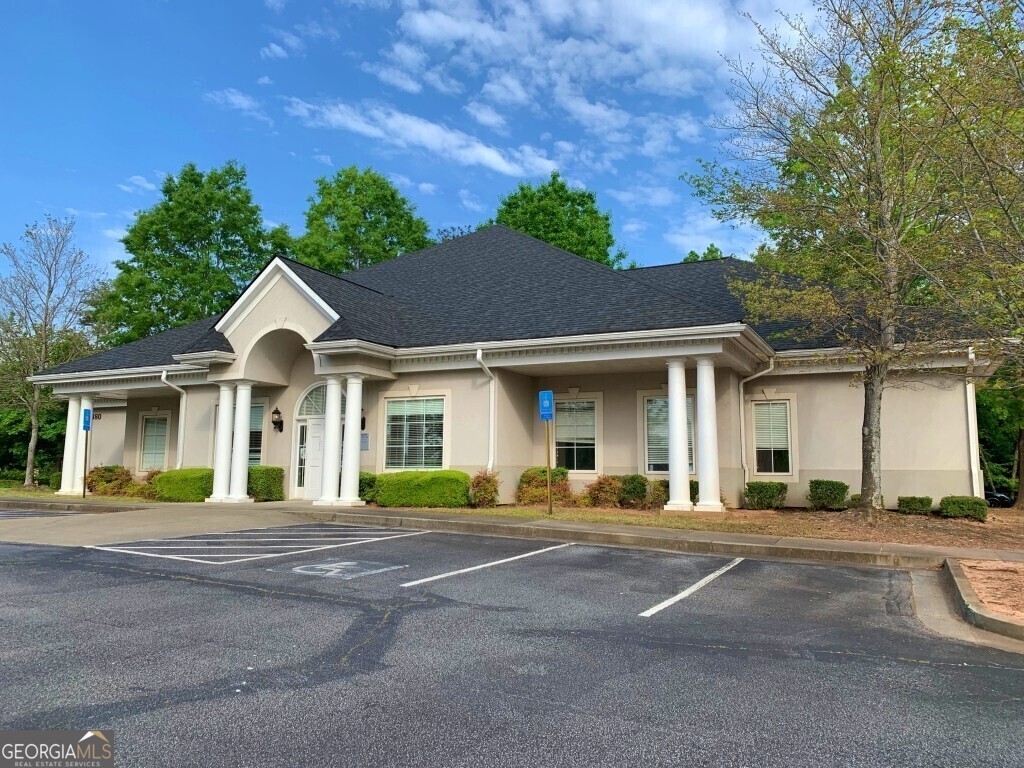 This hard-to-find retail space is approx 1,840 sqft and is ideal for medical or business office usage conveniently located in the heart of Alpharetta/Johns Creek area right off Kimball Bridge Rd and Old Milton Pkwy. It offers a conference/reception room, 7 offices/rooms, a break room, two restrooms and ample parking. Minutes away from Avalon, North Point Mall and GA-400. Close to shops and restaurants. Monthly rent includes CAM, property insurance, property tax, water, gas, electricity, sewer and trash pickup.