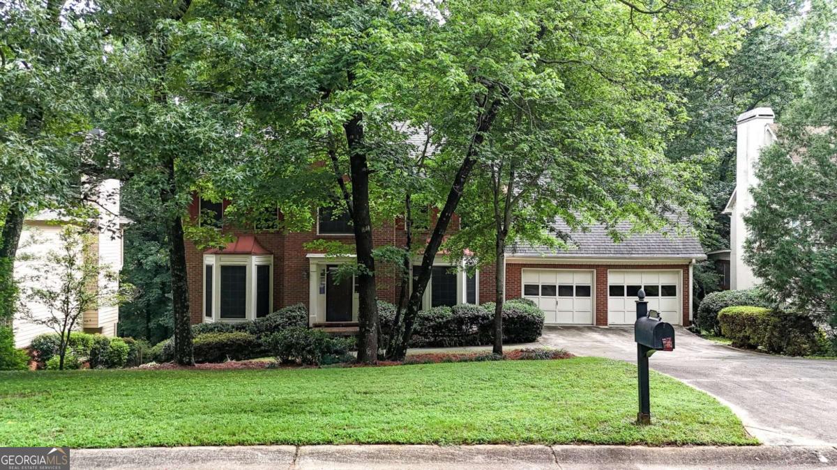760 Edgewater LN NW