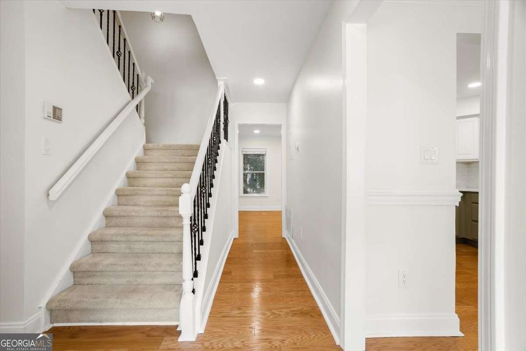 Photo of 232 Peachtree Hollow Court, Sandy Springs, GA 30328 (MLS # 10679119)