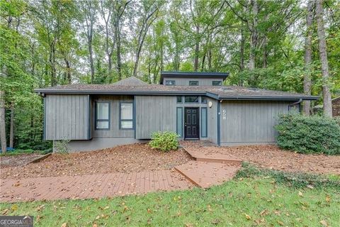 658 Planters ROW Lilburn GA 30047