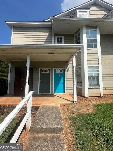2 bedroom/2 bathroom condo with spacious floorplan, nice sized rooms and conveniently located to restaurants and shopping.