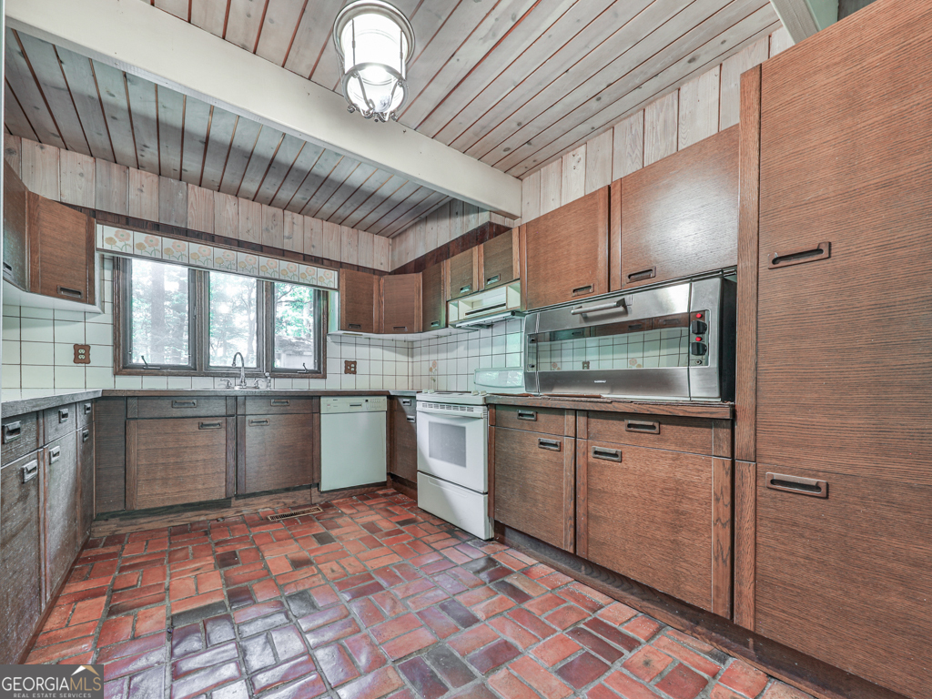 2351 Honeysuckle LN SE