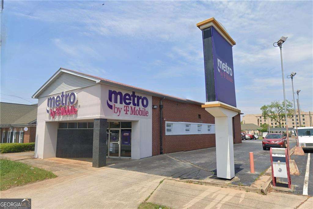 Ideal for passive investors, 100% leased building for sale in the heart of Spalding County, in the booming area of Griffin, Georgia. Frontage off the busy W Taylor Street, with plenty of parking on the 0.27 acre lot, built in 1985 but remodeled since over the years. Zoned CBD (Central Business District) by the City of Griffin Currently occupied by Metro by T-Mobile in the front and an additional tenant that uses the offices and break areas. All utilities and public services are available on site.