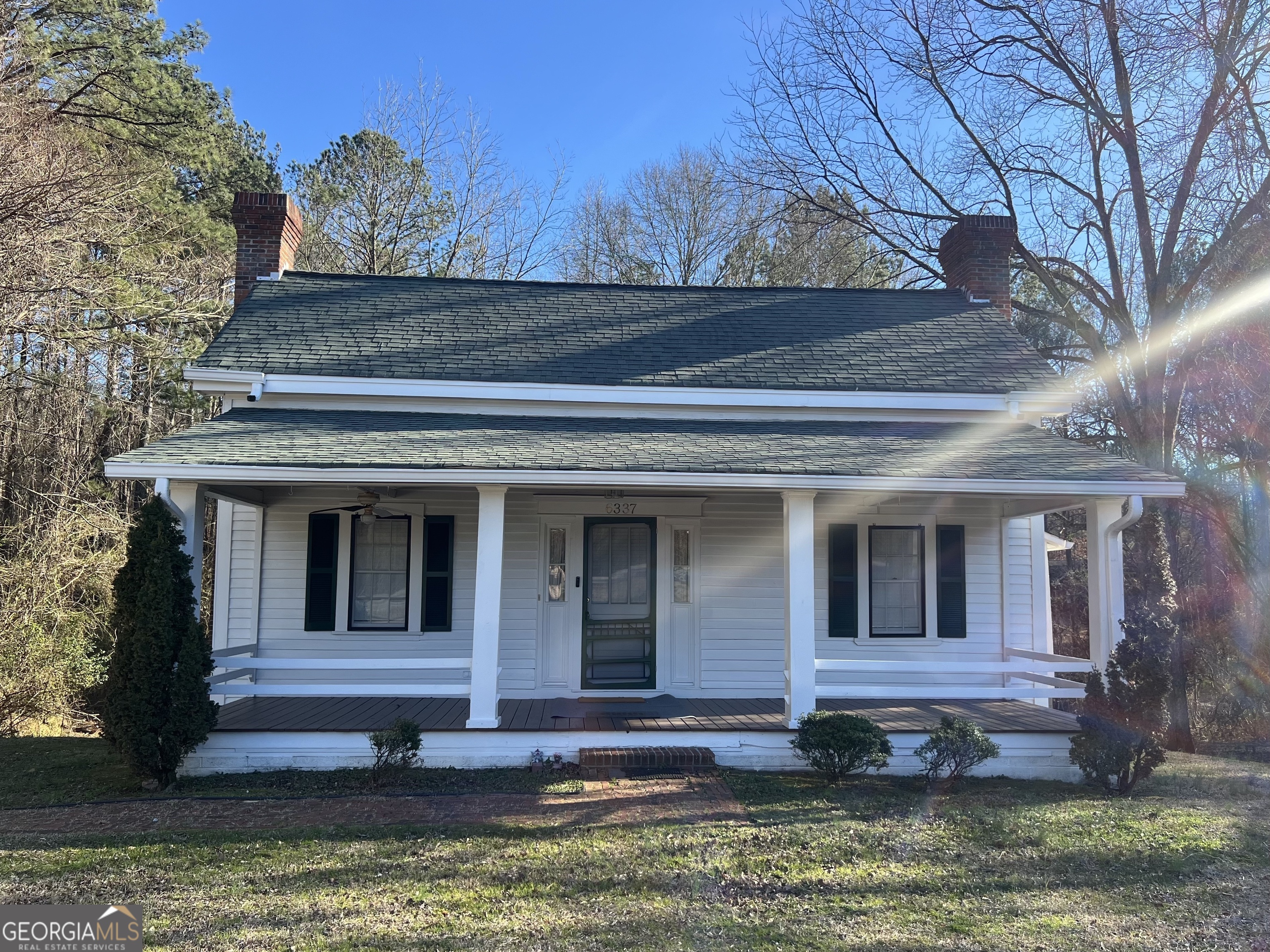 Two bed/ 1 bath on a private lot with a great back yard. Must submit free application prior to showing.