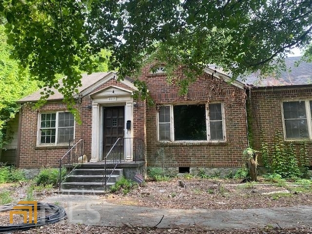 Potential Commercial 2 bedroom brick house on about 1.12 acre 127 feet front and 408 feet depth located on busy Covington Hwy. The property may be suitable for a dental office, beauty salon, general office, a car lot or fleet parking. Located within Stonecrest city limit.