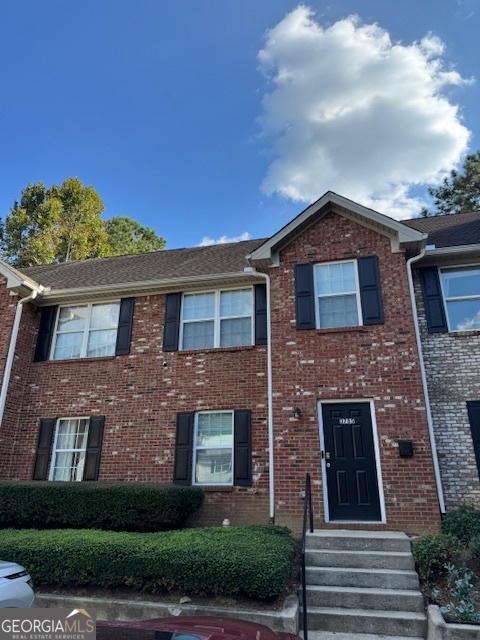 Well Maintained Townhome Close to Schools, Public parks and shopping.