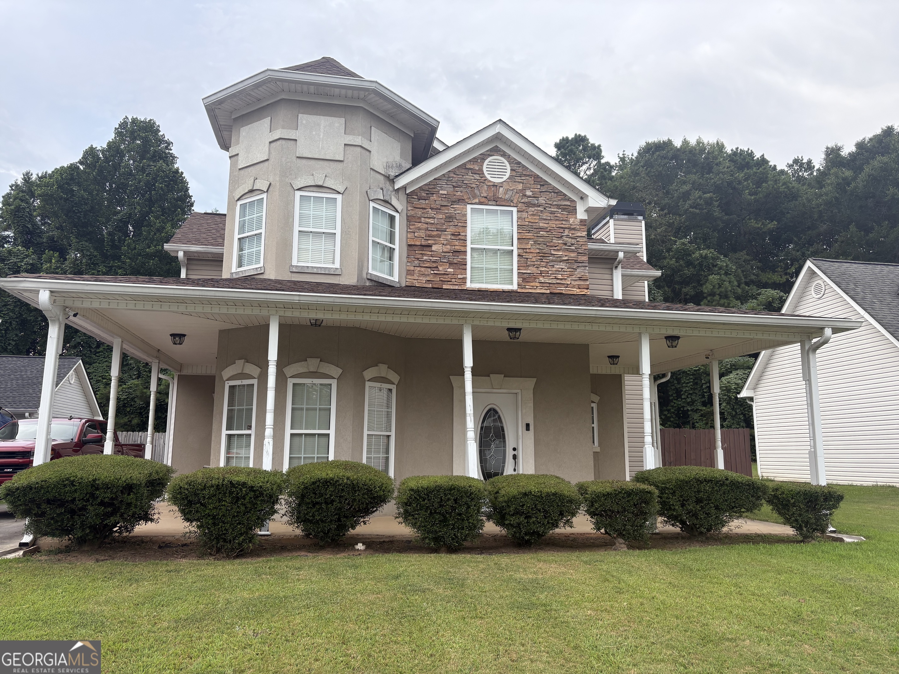 This almost stepless Craftsman home in Dogwood Trace has 3 bedrooms and 2.5 baths. It's got an open concept with a big family room that has a fireplace, a separate dining room (which could also be an office, playroom, or additional bedroom), and a large kitchen with stainless steel appliances. The master bedroom has an en suite with a jetted garden tub, a tiled shower, dual vanities, and a big walk-in closet. Upstairs, there are two more spacious bedrooms, a laundry room, and a second full bath. There's also a detached 2-car garage with a covered breezeway that leads into the kitchen. The privacy-fenced backyard is perfect for gatherings and enjoying the wooded views. Plus, it's within walking distance to the basketball court, clubhouse, and pool. And it's super convenient to shopping, dining, the hospital, and the interstate.