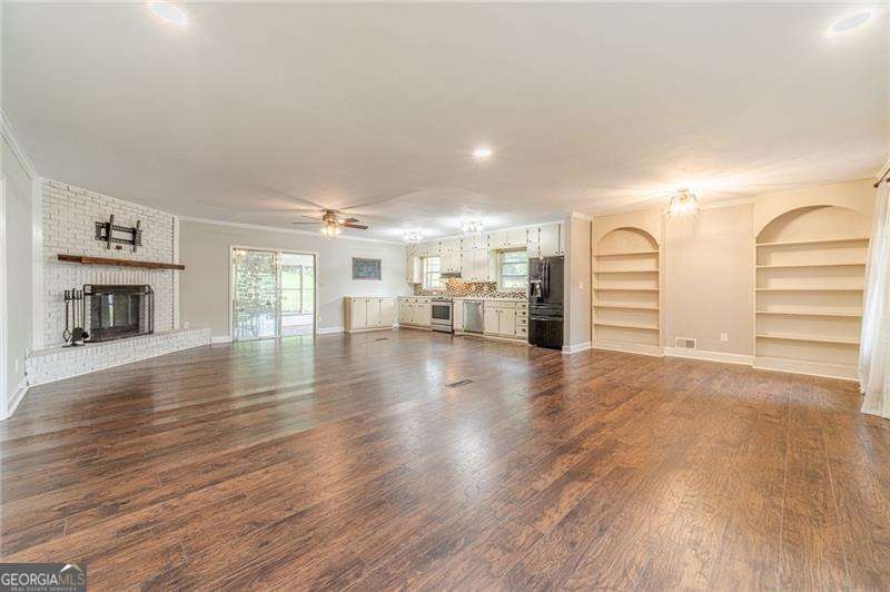397 Hollywood CIR