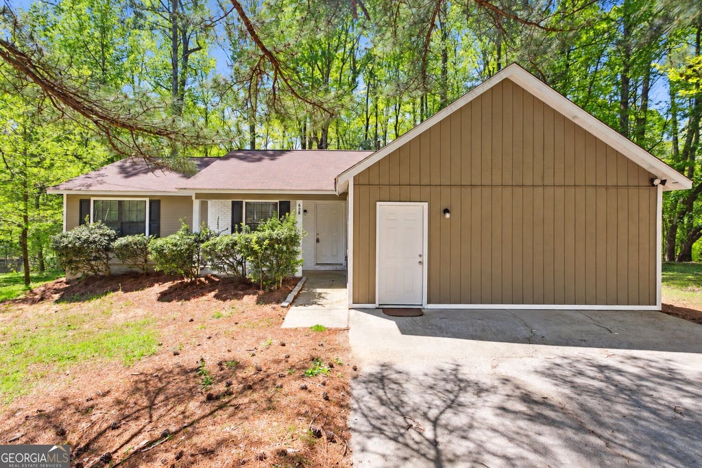 Photo of 658 Tarragon Way SW, Atlanta, GA 30331 (MLS # 10849349)