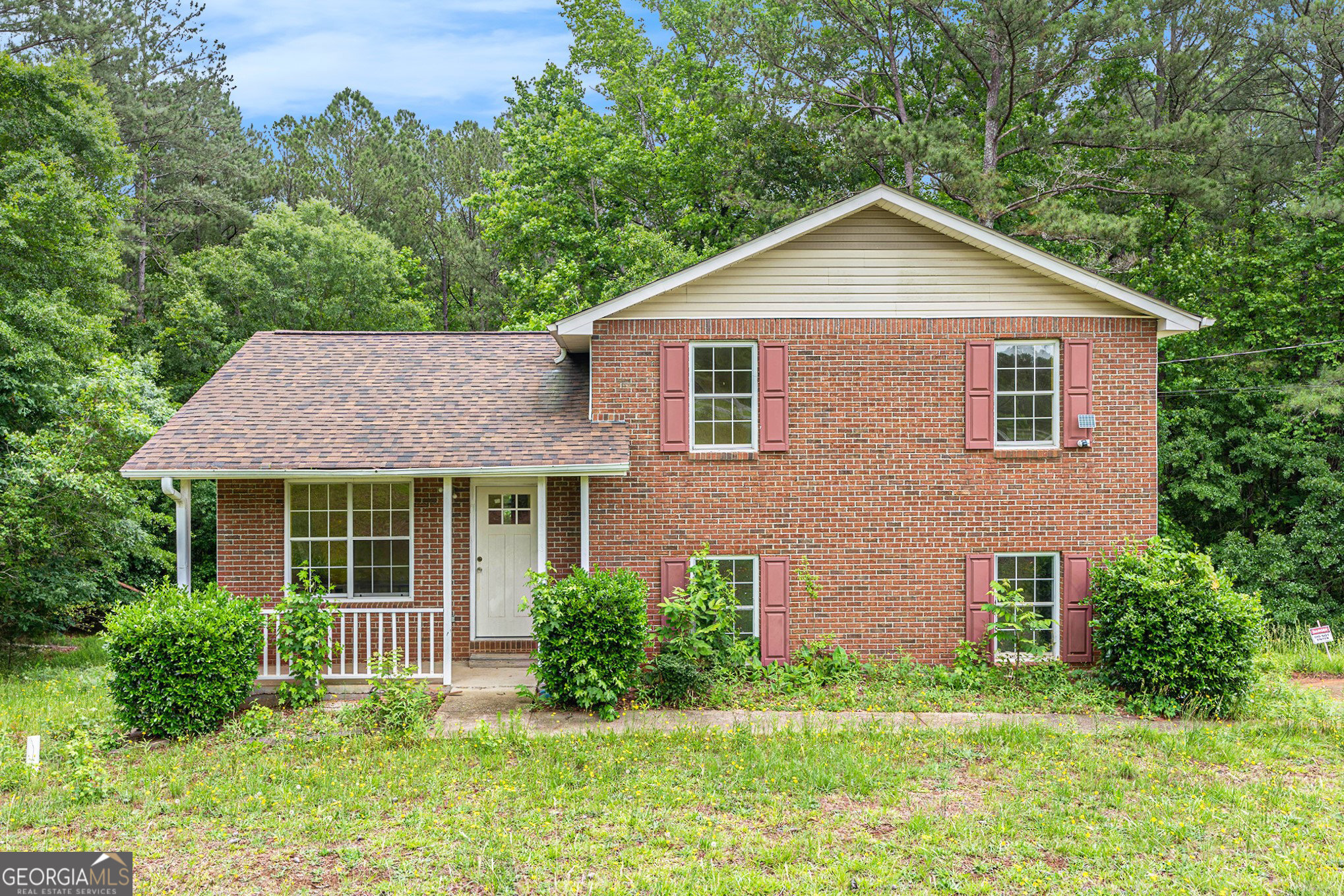 Investor Special with new upgrades/renovations. New HVAC, updated Kitchen, new flooring, fresh paint on a 1.3 Acre lot. No HOA. Minutes to I-75 and downtown locust grove! Bring your buyers today!