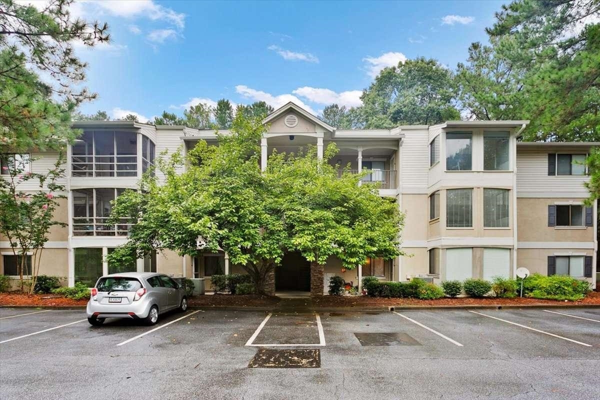 Beautifully renovated, one level condo in gated Stonepark at Dunwoody. The kitchen has been completely renovated with new cabinetry, stainless appliances and stainless countertops. There is a large laundry room off the kitchen with full sized washer and dryer. The spacious family room flows into the open concept dining area and the bonus sunroom. Two, newly renovated, full bathrooms, one with a tiled shower. Brand paint, light fixtures and ceiling fans. Newer HVAC and water heater. This spacious unit is like new! The community offer tons of amenities, like swim/tennis, a fitness center, a dog park, clubhouse and gated entry for additional peace of mind. Super convenient to 400, 285, shopping, dining, entertainment and parks. Don't miss the opportunity to own in Sandy Springs at this price!!