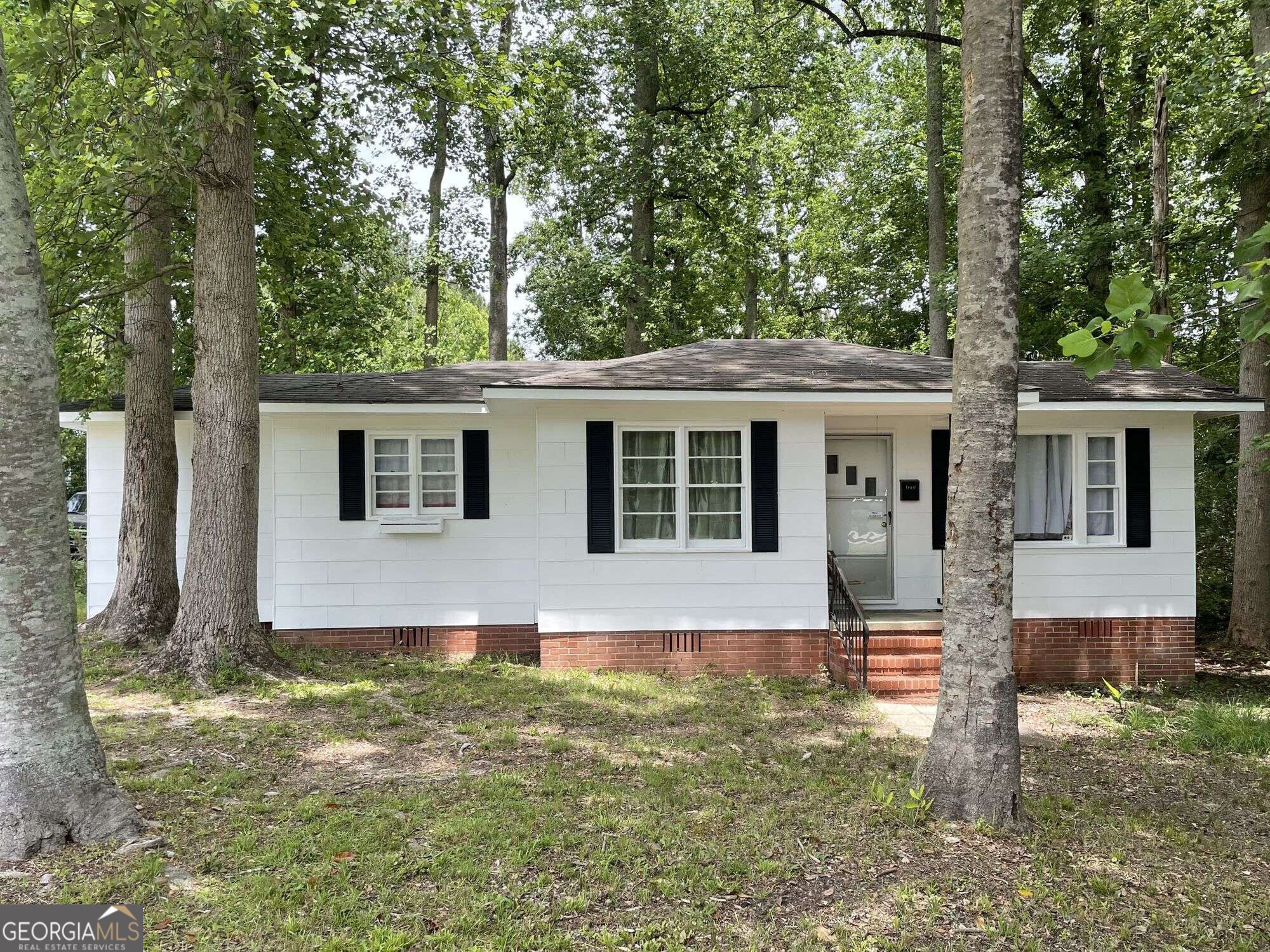 2 Bed 1 Bath home located in the city limits of Swainsboro. wheelchair ramp in backyard. Dinning room, Laundry room, Central heating and air - the heat portion runs off of natural gas. City Water and City Sewer. Nice property, has brand new roof, wood flooring.