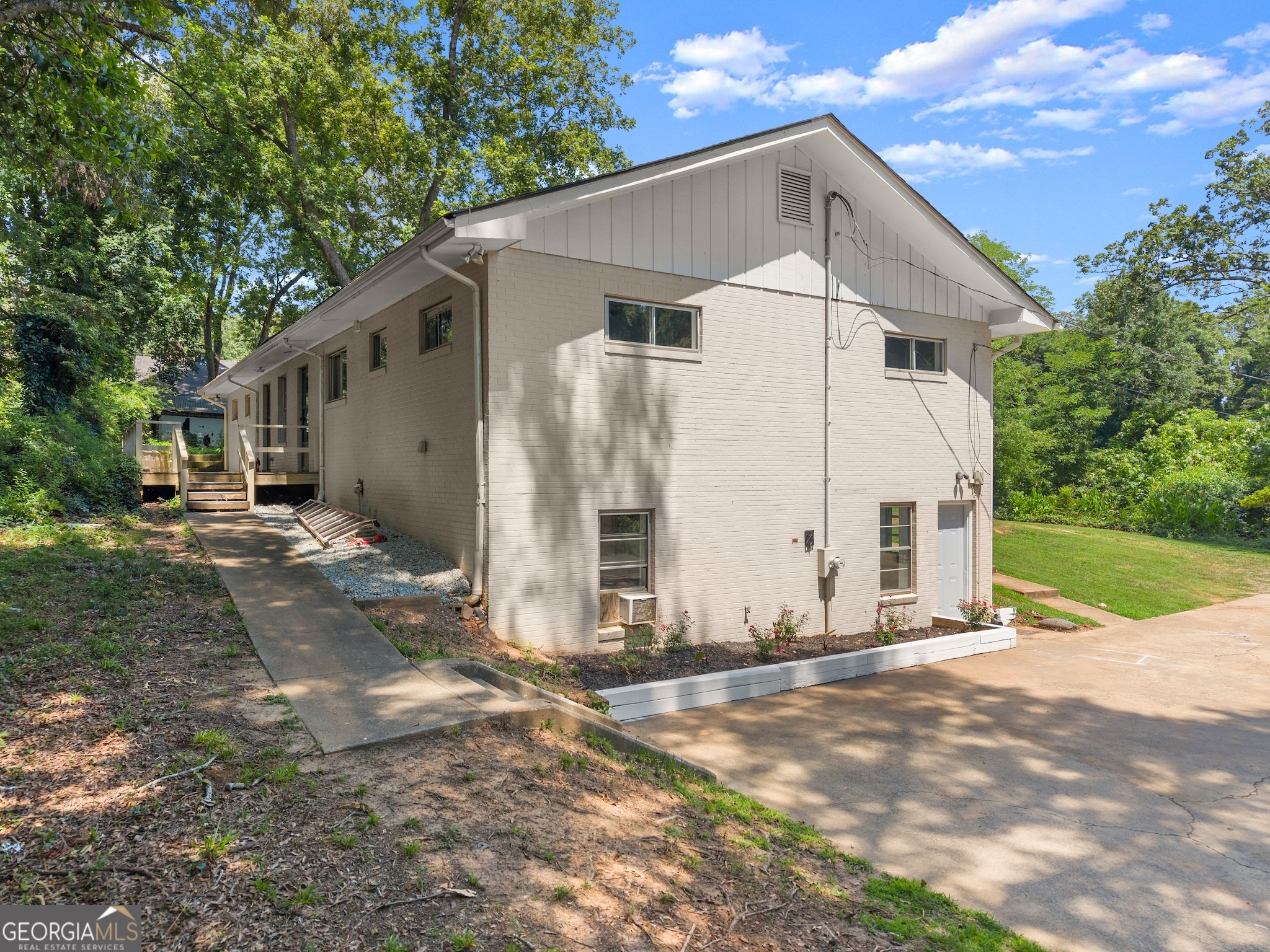 1112 Riverside TER