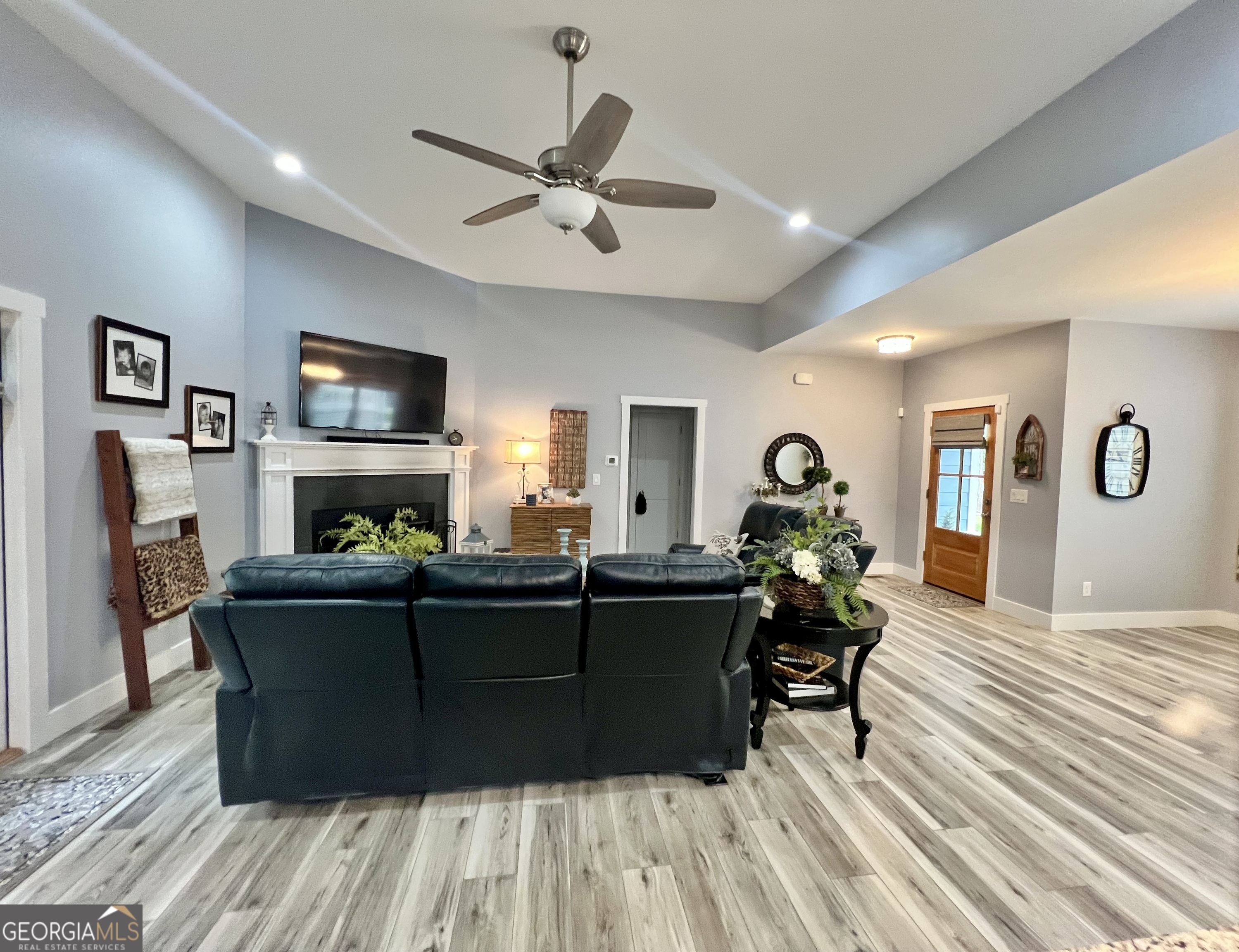 566 CLINTON DR