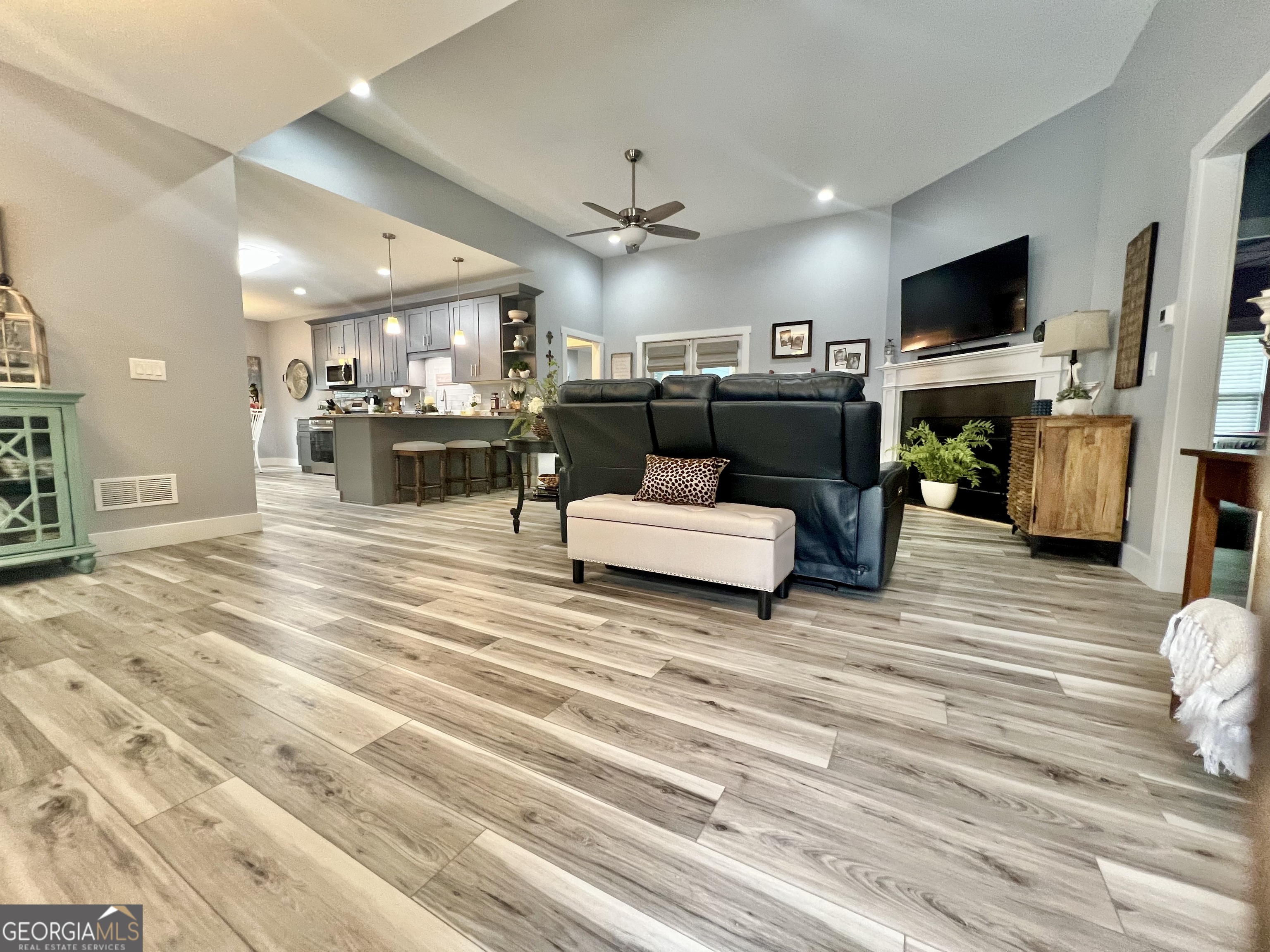 566 CLINTON DR
