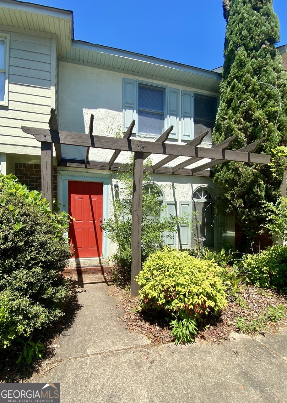 AVAILABLE 08/01/2025! Renovated 2 Bedroom, 2.5 Bathroom Townhouse in an extremely convenient location. 1/2 Mile to Downtown & UGA campus and on the bus line. 1/3 Mile to North Oconee River Greenway bike & foot paths. 1/2 Mile to the 10 Loop. 2 bedrooms and 2 full bathrooms are upstairs, and downstairs features a half-bath, kitchen, living room, laundry room, and pantry. Washer/Dryer, Dishwasher, Central AC/Heat. Rent includes trash & recycling service, pest control, and landscaping.