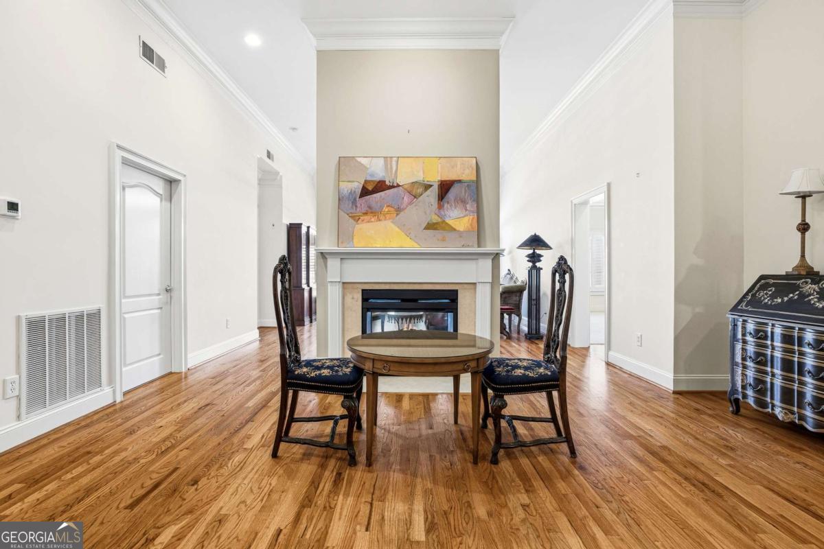 417 Clairemont AVE 319