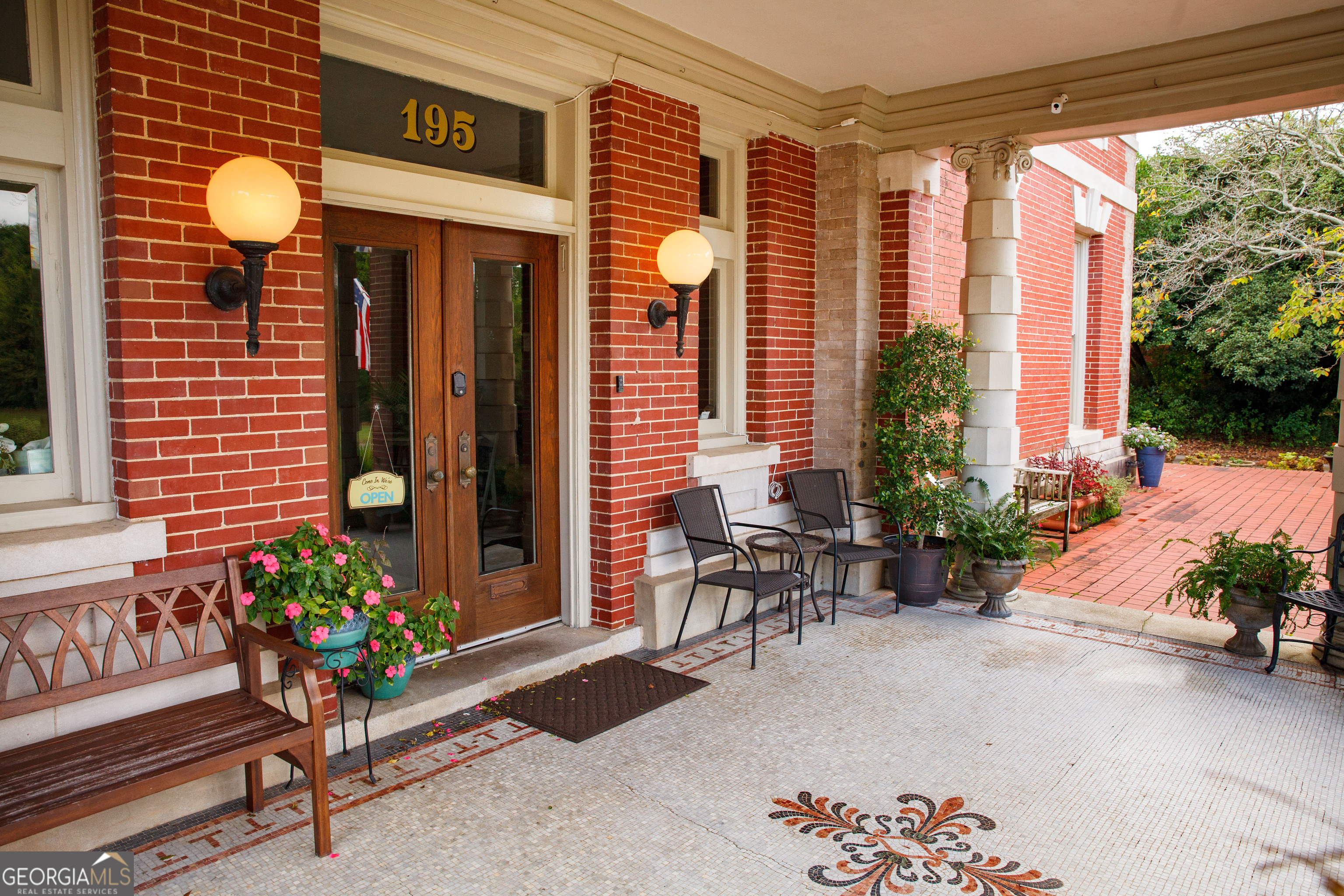 195 Holt AVE