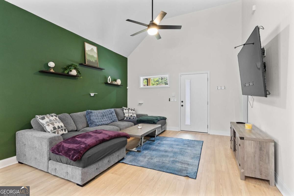 624 Robert ST NW