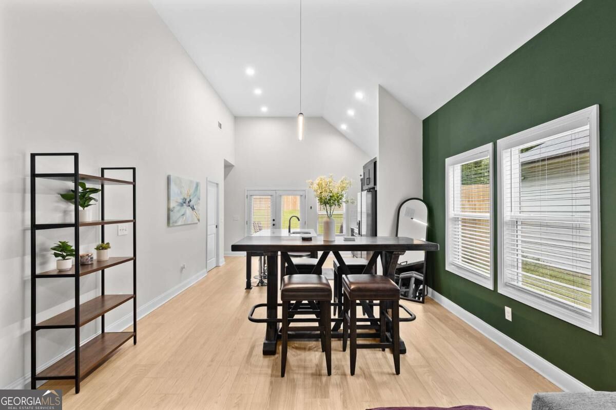624 Robert ST NW