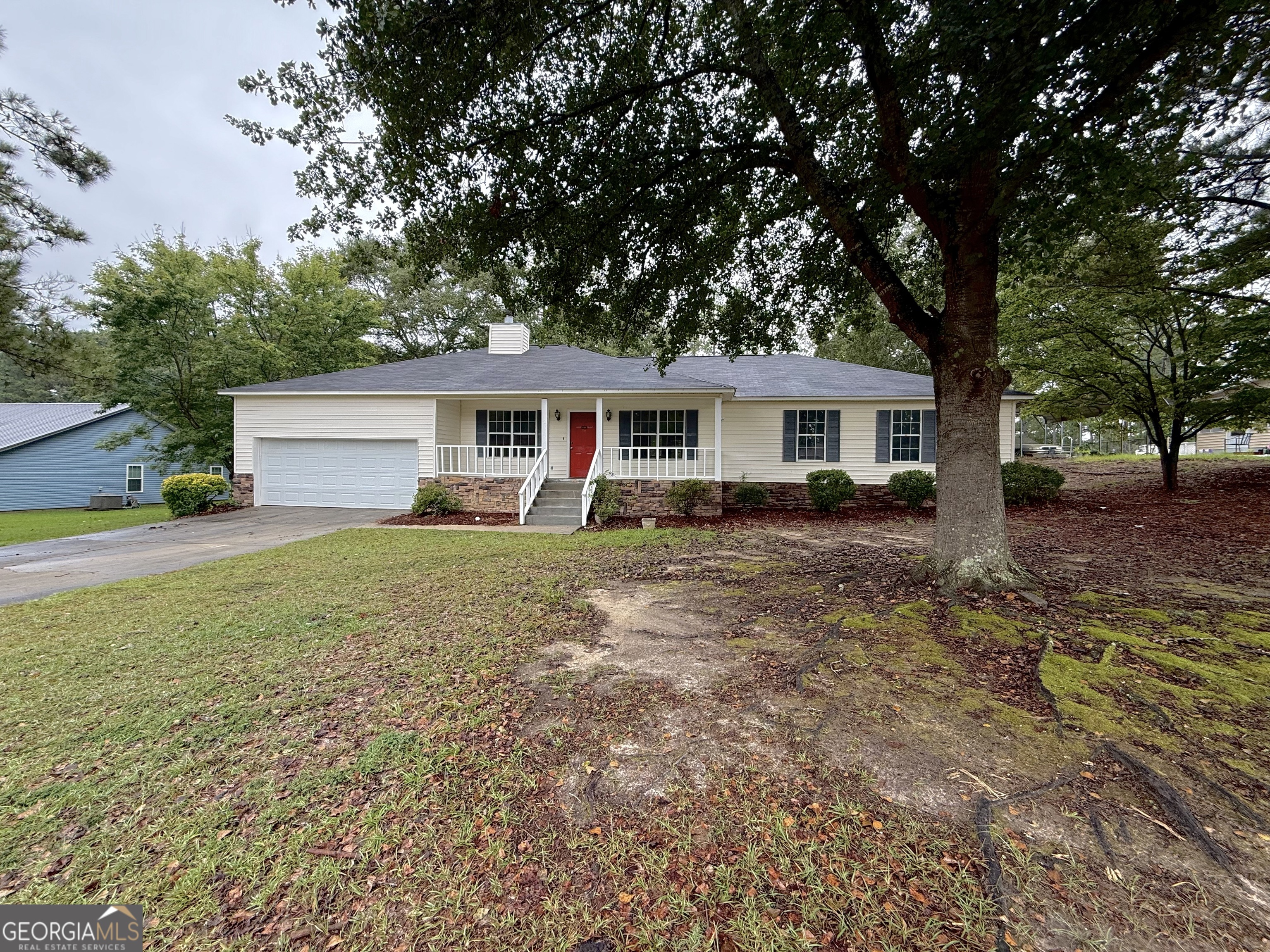 NEWLY RENOVATED 3 BED/2 BATH 2090 SQFT HOME!!! This SPACIOUS house has New Flooring, Fresh Paint, Updated Bathrooms and much more! Featuring Large Bedrooms, Closed in Back Porch, and a Huge Walk-In Closet in the Primary Bedroom, you can find everything you need at 105 Mockingbird Dr!!!