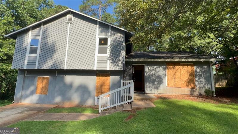 Move-in ready split-level home featuring a 5/2 layout and a good-sized backyard. The property has been refreshed with new paint, updated flooring, and general improvements throughout. Ideal for buyers seeking space, comfort, and modern touches in a well-maintained setting.