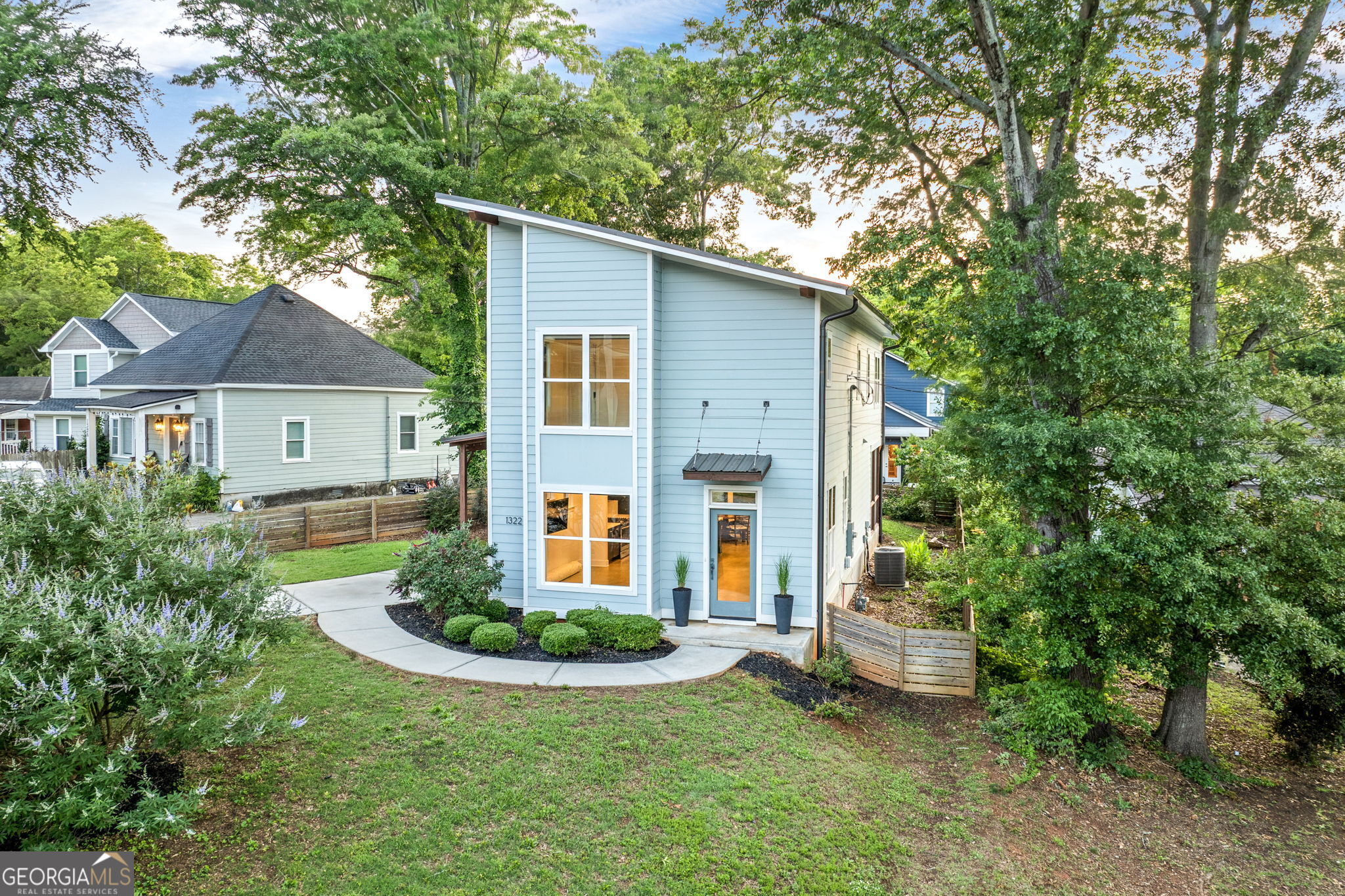 1322 W Hancock AVE W