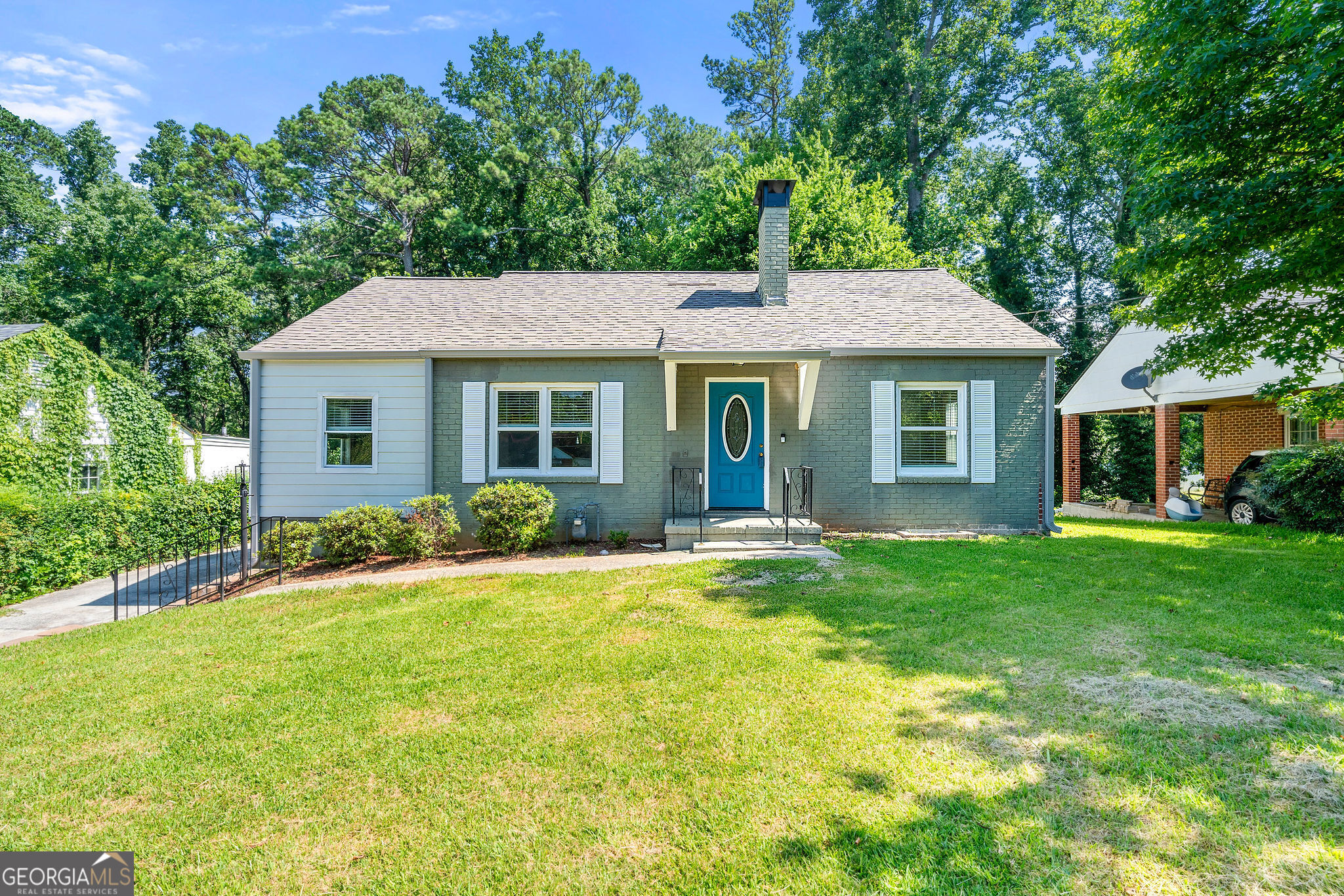 3 bedroom 2 bathroom home in Hapeville. Large kitchen, hardwood floors, tiled bathrooms. Minutes to shopping, restaurants, 75/85 and downtown Atlanta.