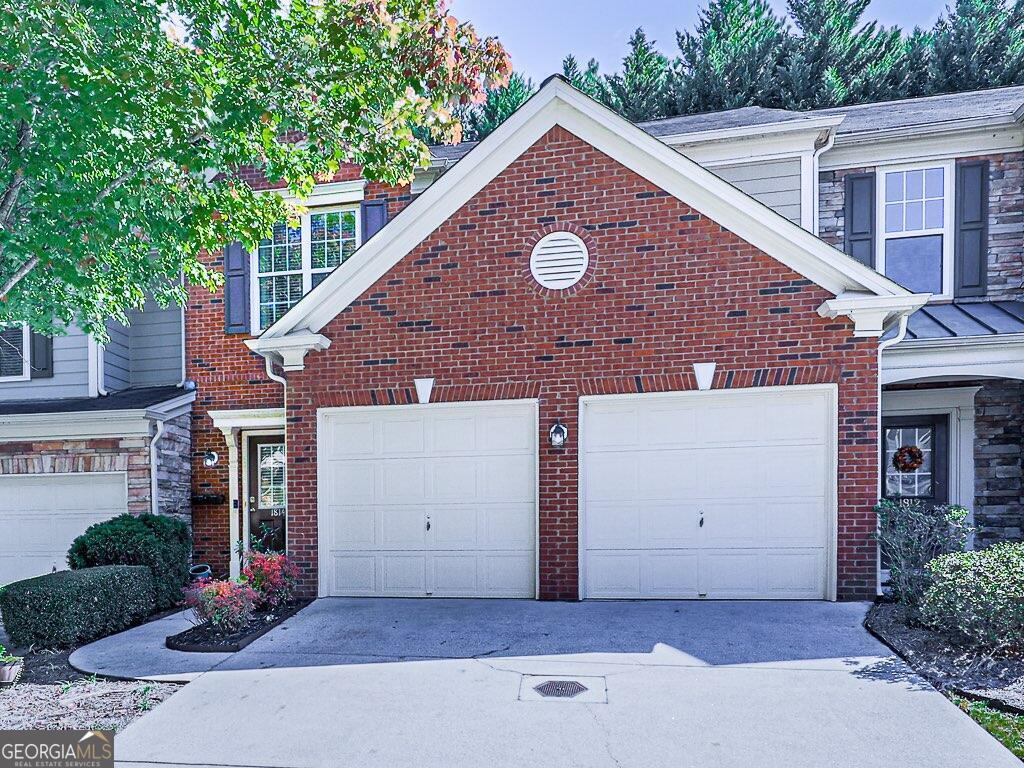 Live, Work, Play, RELAX! Awesome Smyrna location close to The Battery and easy access to Interstates and Midtown! Stunning, updated townhome with private oasis and low maintenance garden in your back yard! Kitchen updated with new 2022 appliances, quartz countertops, and recently painted cabinets. Spacious, open floorpan townhome with brand new water heater and NEW ROOF to be completed by November 5th. Custom painted accent walls in dining and master bedroom. Low HOA dues with pool and walking trail into Nickajack Park! Showings will begin Friday, Oct 20 at 1pm. Seller is Licensed Broker.