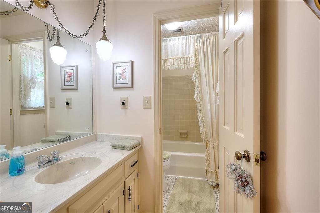 Lilburn, Georgia 30047, United States, 4 Bedrooms Bedrooms, ,5 BathroomsBathrooms,Residential,Active,204571