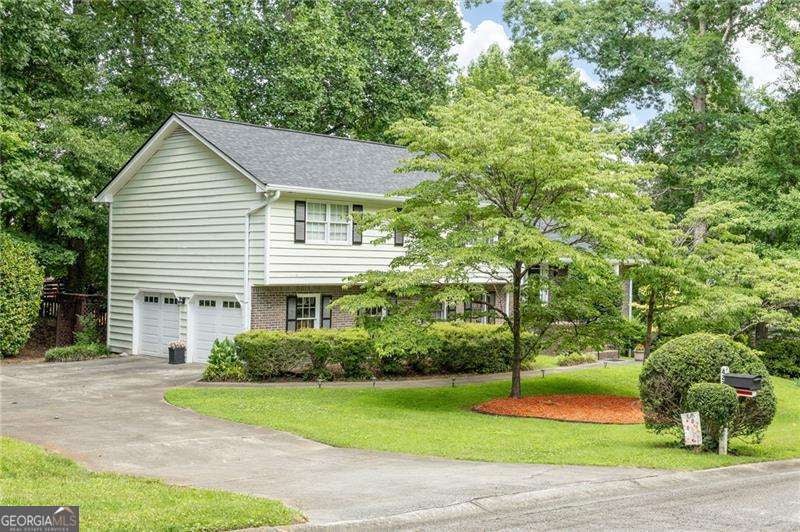 Photo of 422 Woodstone West Drive, Marietta, GA 30068 (MLS # 10791366)