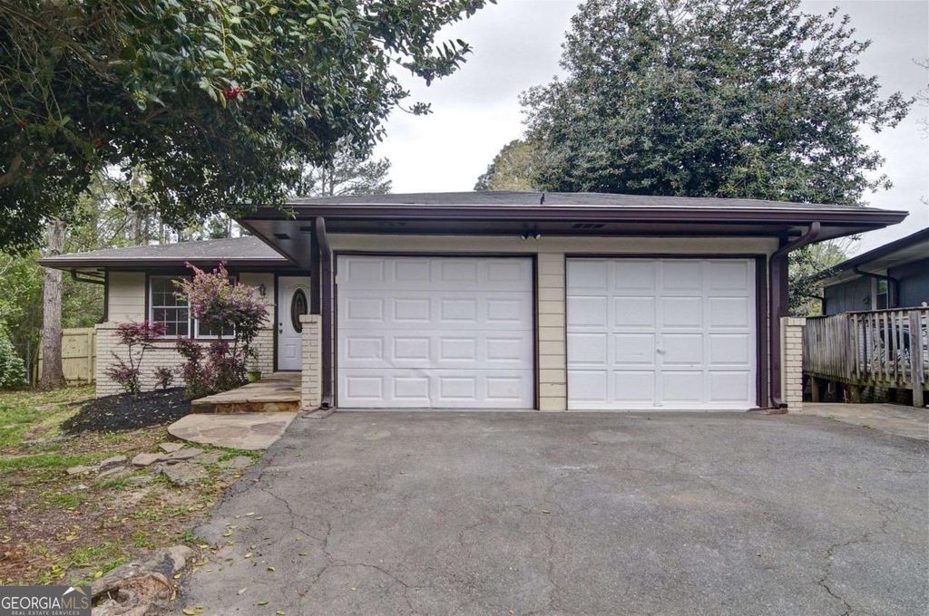 Photo of 2890 Lakemont Place SW, Marietta, GA 30060 (MLS # 10724406)