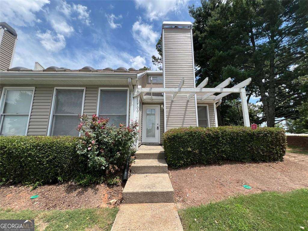 Charming 2 bedroom 2.5 bath townhome in a prime location! This cozy abode is in the heart of Fulton County, and easy access to prime retailers and restaurants! Nestled in a serene community, this property is perfect for those seeking convenience, style, and comfort.