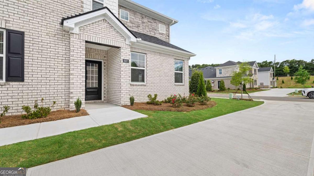 565 SILVER MOON DR