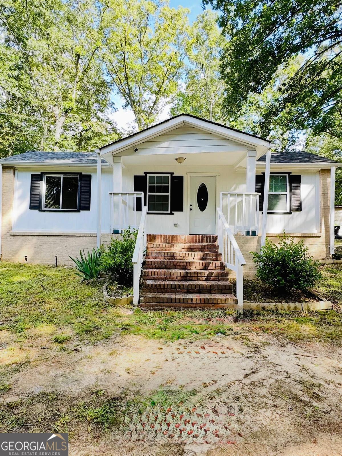 Great house in Lithia Springs! This charming home is in an excellent location and ideal for first-time buyers. It features 2 bedrooms, 2 bathrooms, and a total of 792 square feet. The property sits on a 0.29-acre lot, fully fenced. The kitchen comes with granite countertops, and the interior boasts excellent finishes throughout. Priced at $204,000, this is a great opportunity to own your first home or invest in a rental property. The seller is very motivated and willing to negotiate closing costs. Make us an offer and let's make this beautiful property your new home!