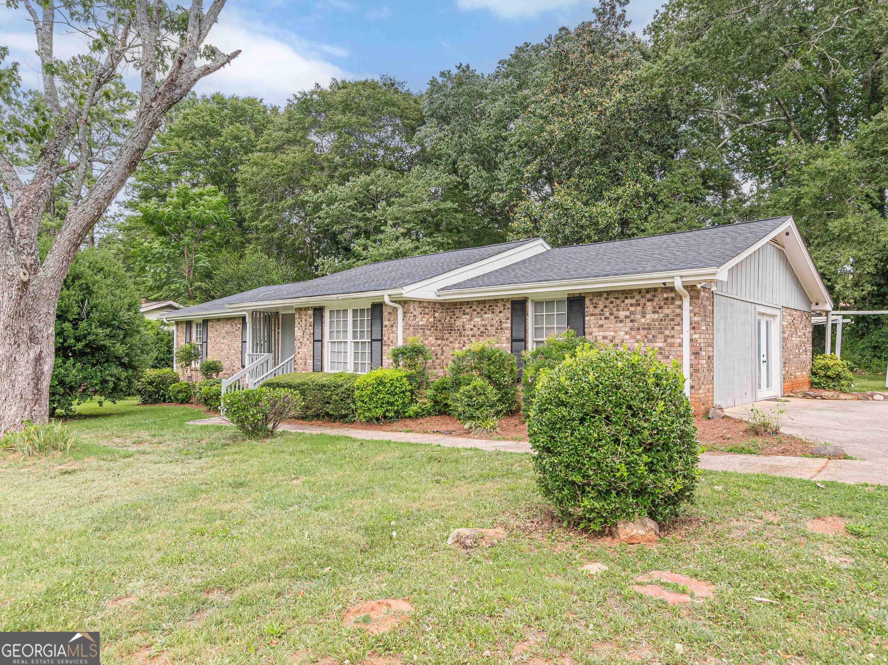 2521 Country Club DR