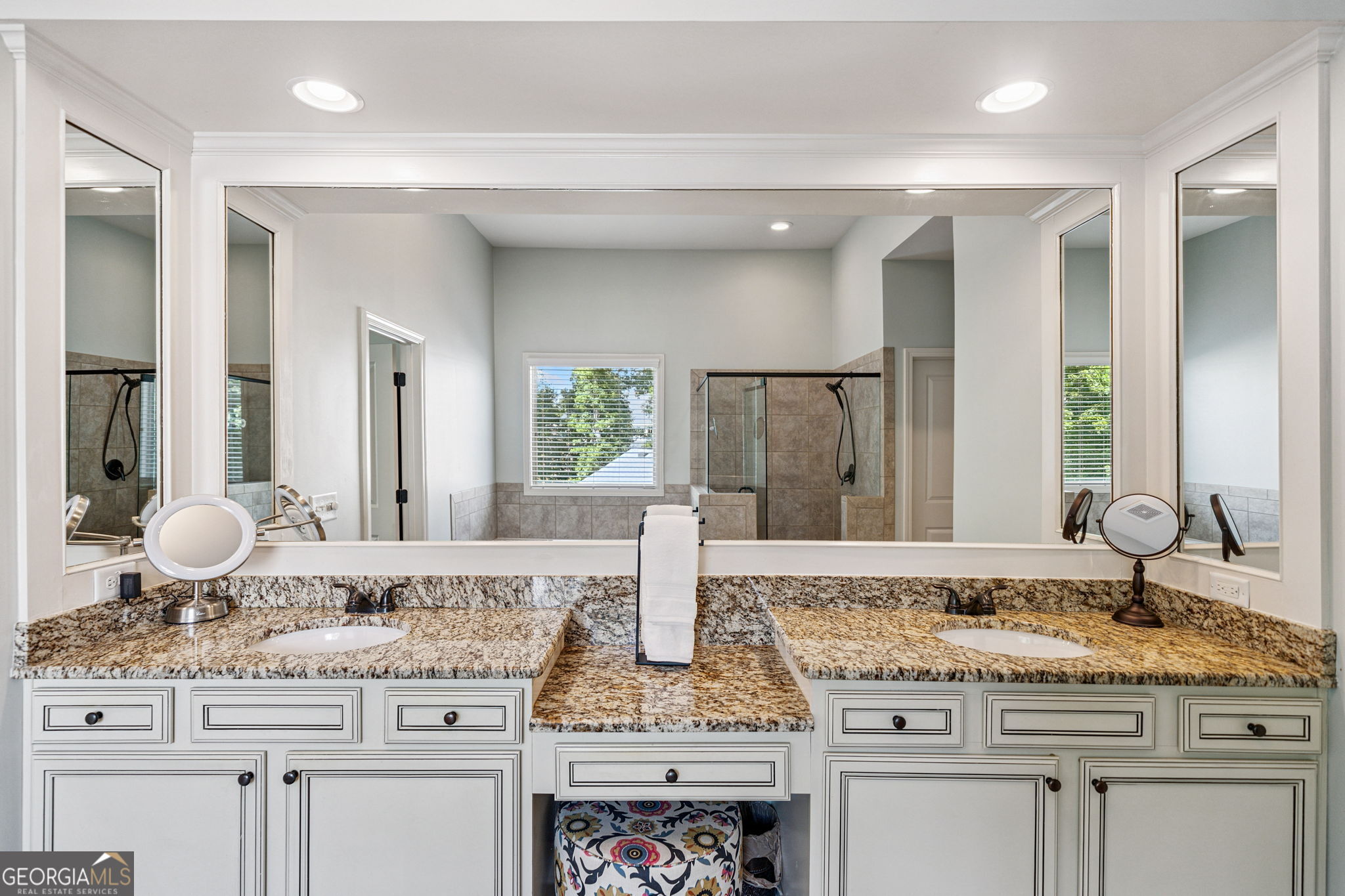 Alpharetta, Georgia 30005, United States, 5 Bedrooms Bedrooms, ,4 BathroomsBathrooms,Residential,Active,175266