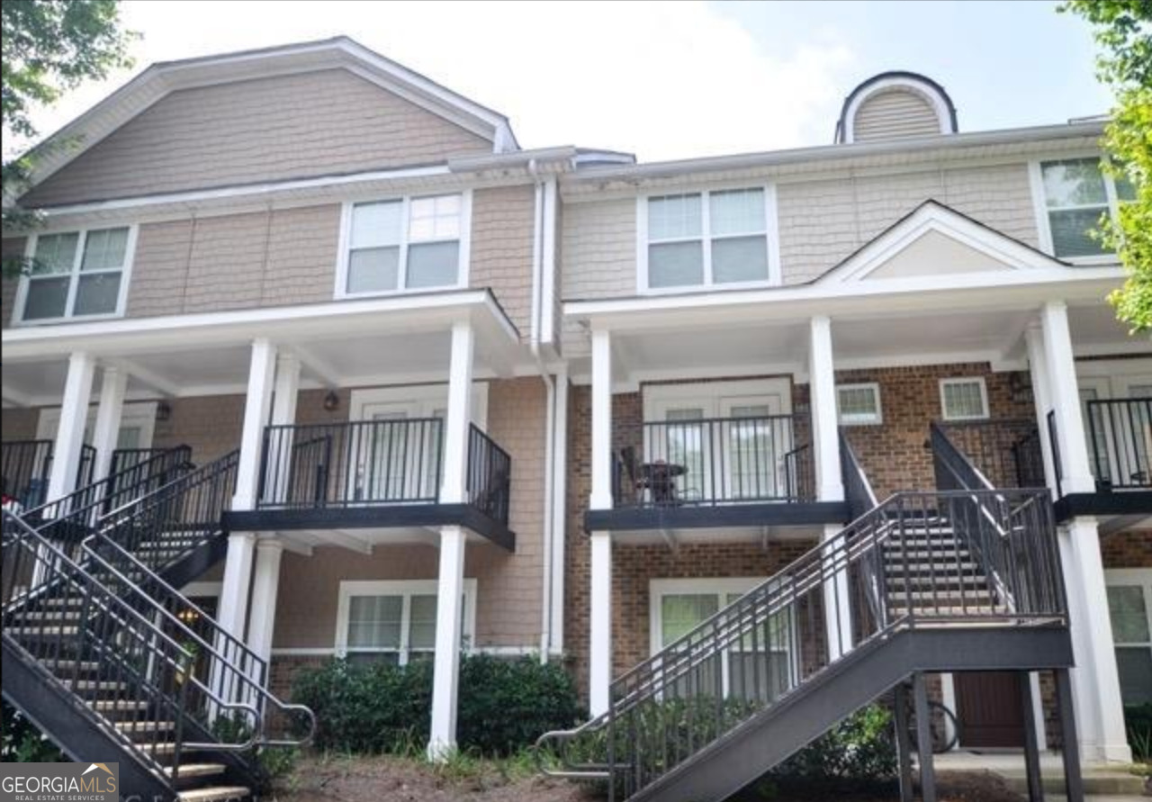 2BR, 2.5 BA in gated complex, The Summit. Hardwood floors on main, well maintained, on Athens transit just a couple stops to UGA, pool, volley ball, fitness room. Bedrooms are private ensuite set up, perfect for roommates. Available in time for school to start. Application process. Owner/agent.