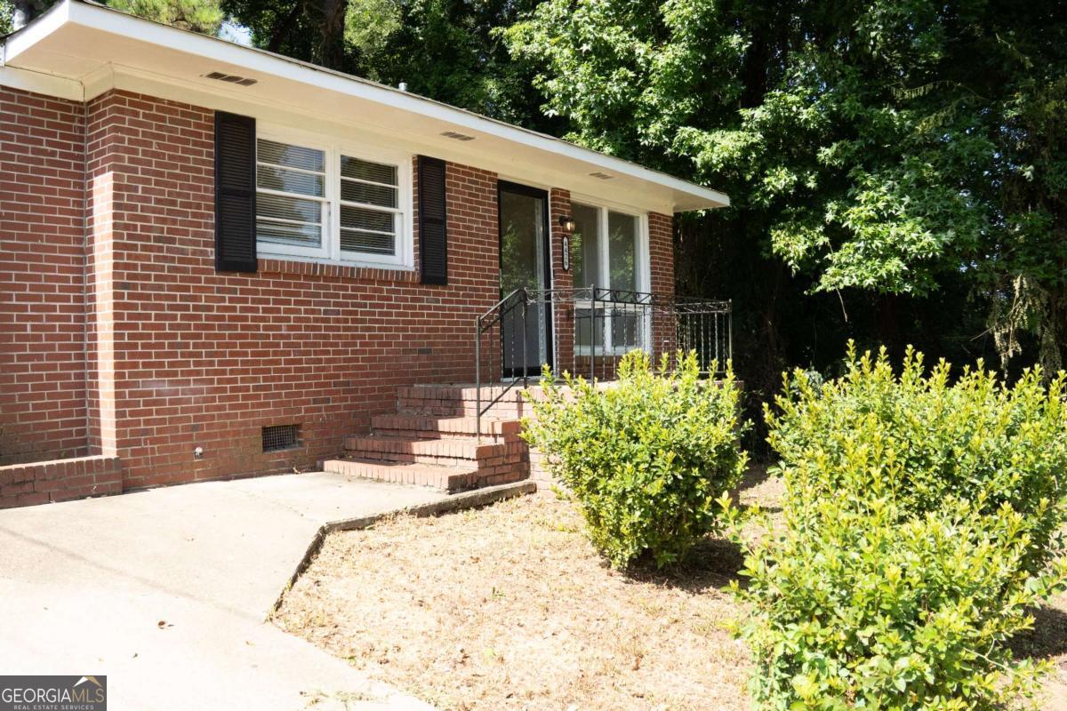 Come see this beauty on Tracy Street! This 4-sided brick home offers the perfect blend of privacy and space for any buyer! The home is situated on a dead-end street and boasts a fantastic yard. The AC was replaced in 2021, and the water heater was replaced in 2023. This home will not last long! Schedule today for a showing.