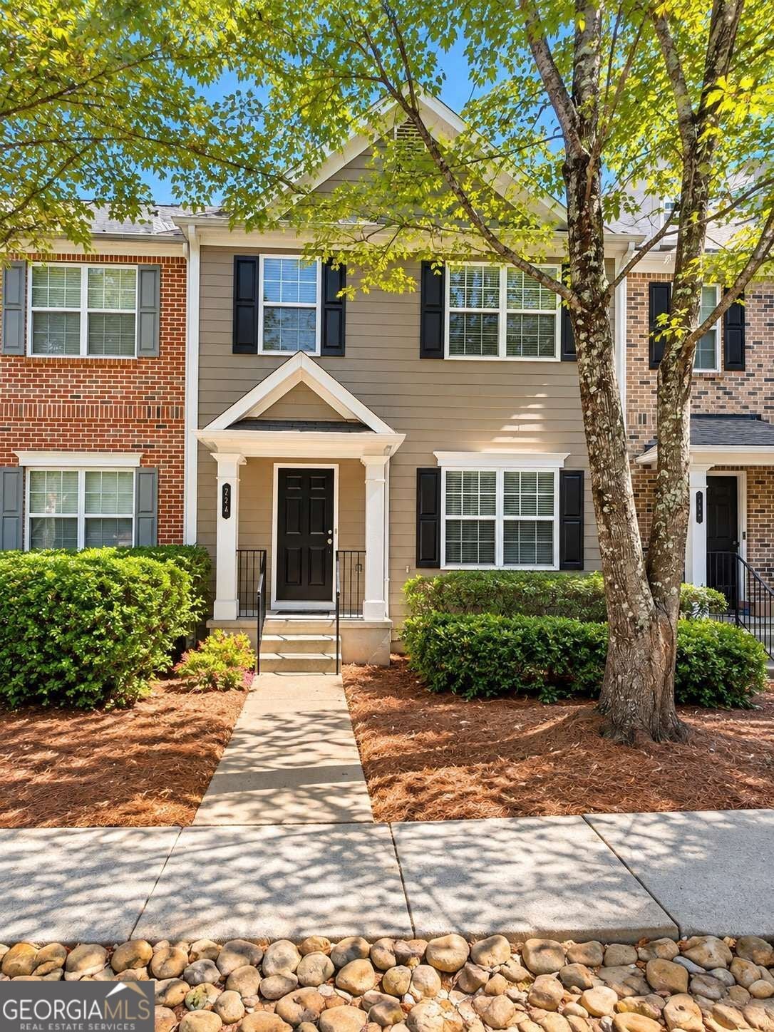724 Breeze LN