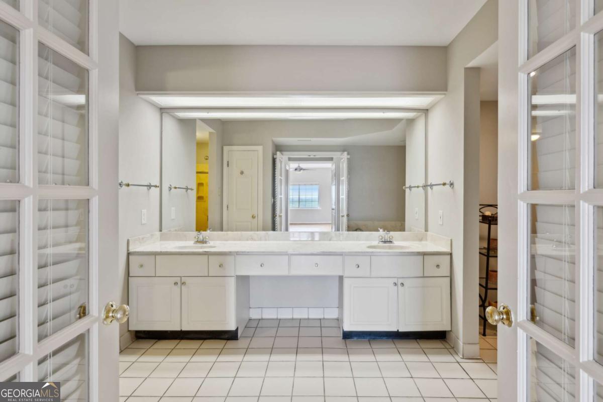 3435 Kingsboro RD NE 1702