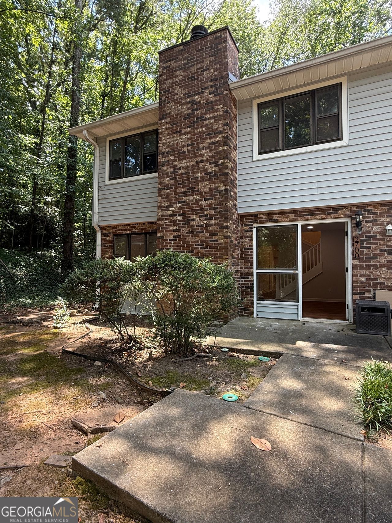 Updated Townhouse in the desirable Marietta. Greta location, close to all major freeways, shops and entertainment. Just around the corner from Battery Stadium. This beautiful home has 3bed/2.5baths. Statement wood fireplace and adjacent fully fenced patio/backyard. The home was completly renovated two years ago and refreshed with newpaint and floor now. Will be profecionaly cleaned after the final touches are done. Great for fist time homebuyers or investor.