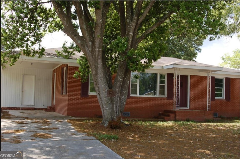 This cute house is a great investment or first time home.