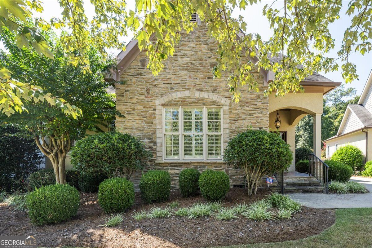 427 Leamington LN