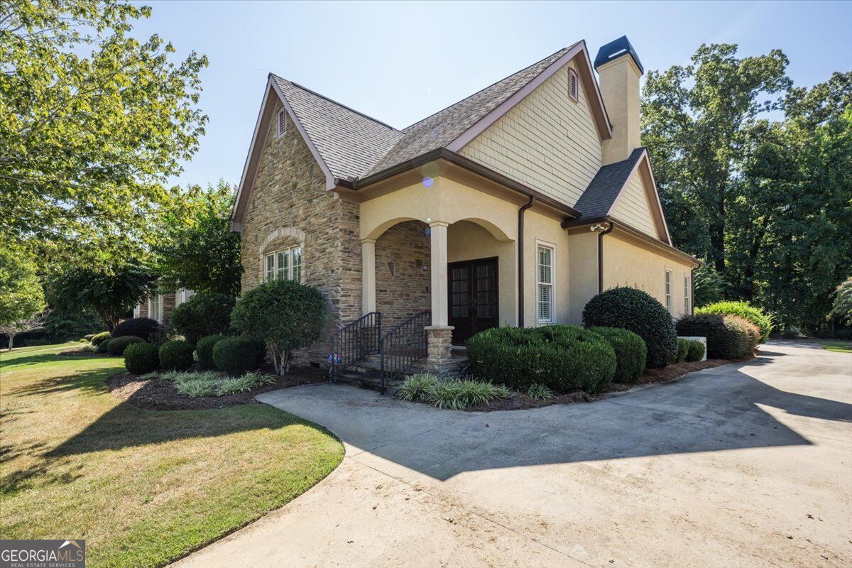 427 Leamington LN