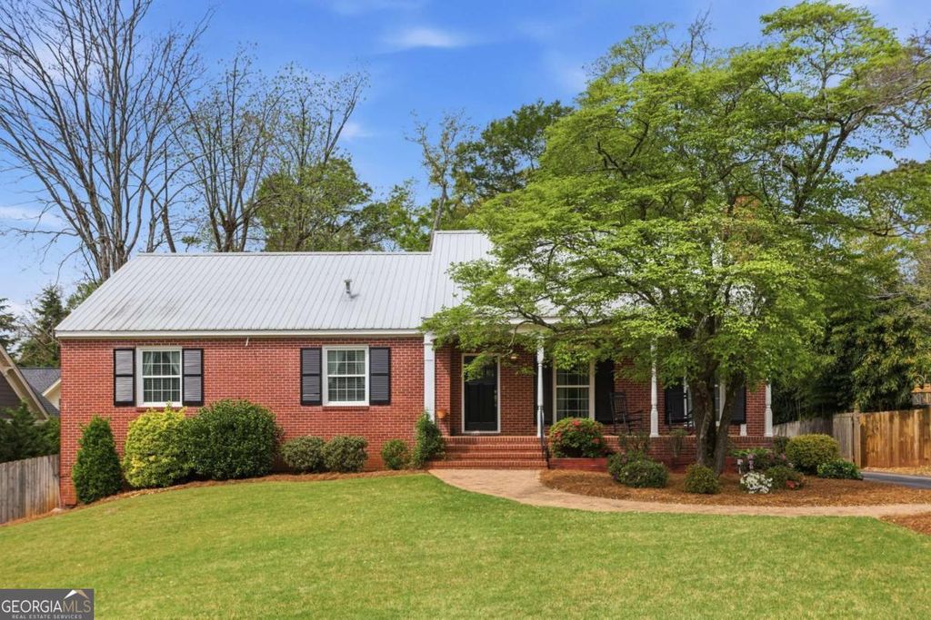 Photo of 665 Iroquois Drive NE, Marietta, GA 30060 (MLS # 10727256)